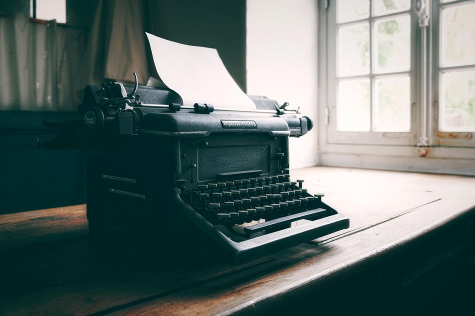 https://pixabay.com/photos/typewriter-write-old-vintage-8622984/